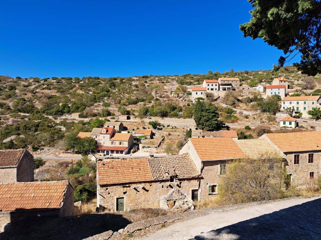 Pogled na kamene kuće Velog Grablja u dolini