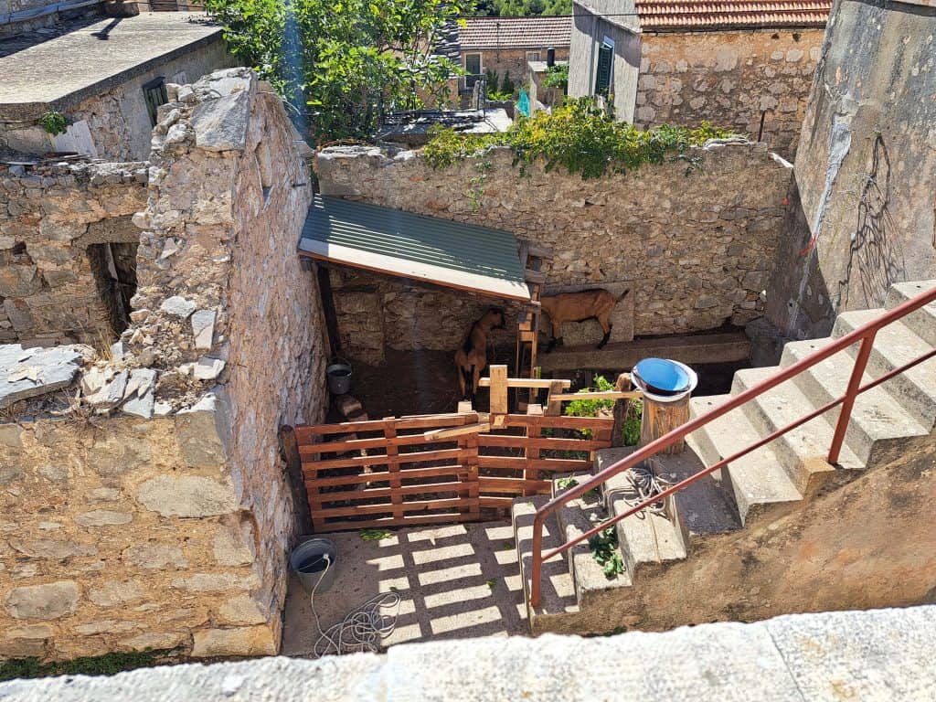 Stara kamena zgrada i stube u gotovo napuštenom selu Velo Grablje