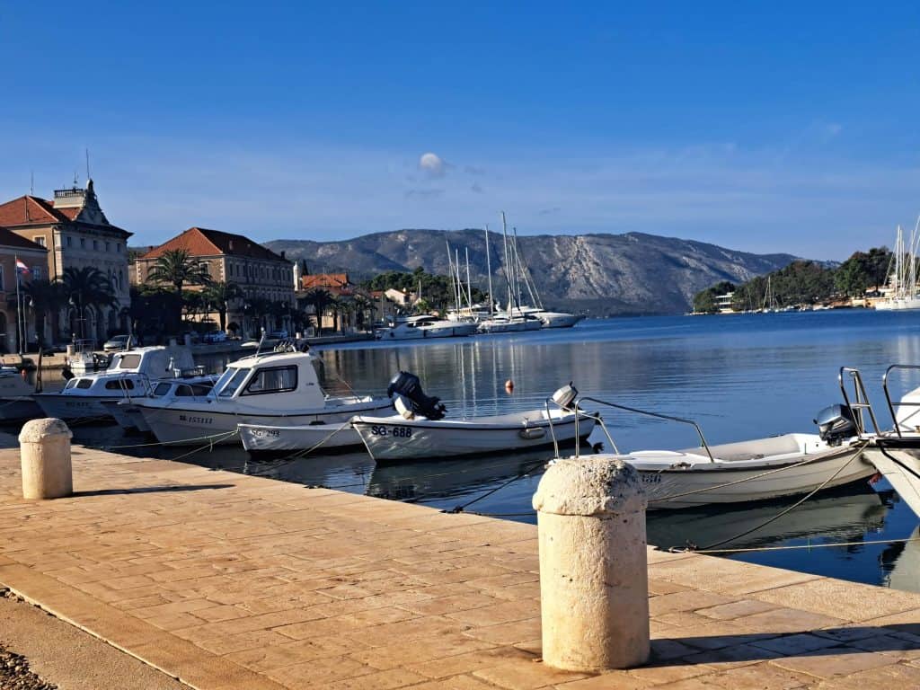 Barke uz obalu Starogradskog zaljeva s brdima u pozadini