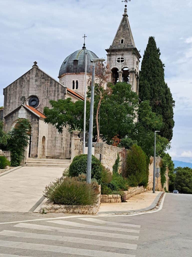 Crkva i zvonik s ceste u Svirčama