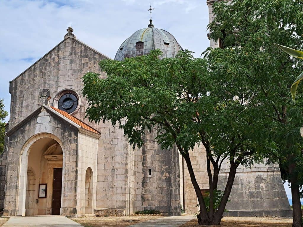 Kamena župna crkva s kupolom u Svirčama