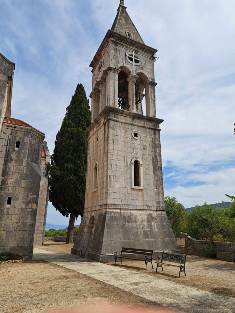 Samostojeći kameni zvonik u Svirčama