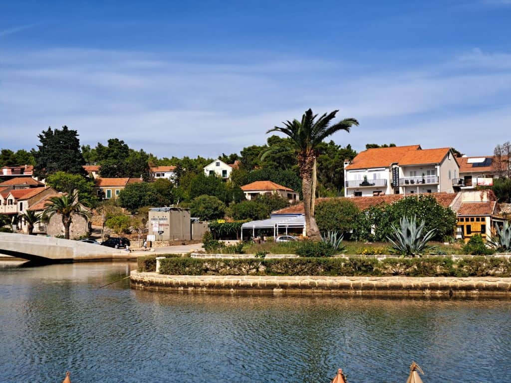 Kuće i palme uz kanal u Vrboskoj