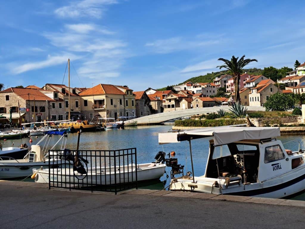 Ribarske barke u uskom kanalu Vrboske