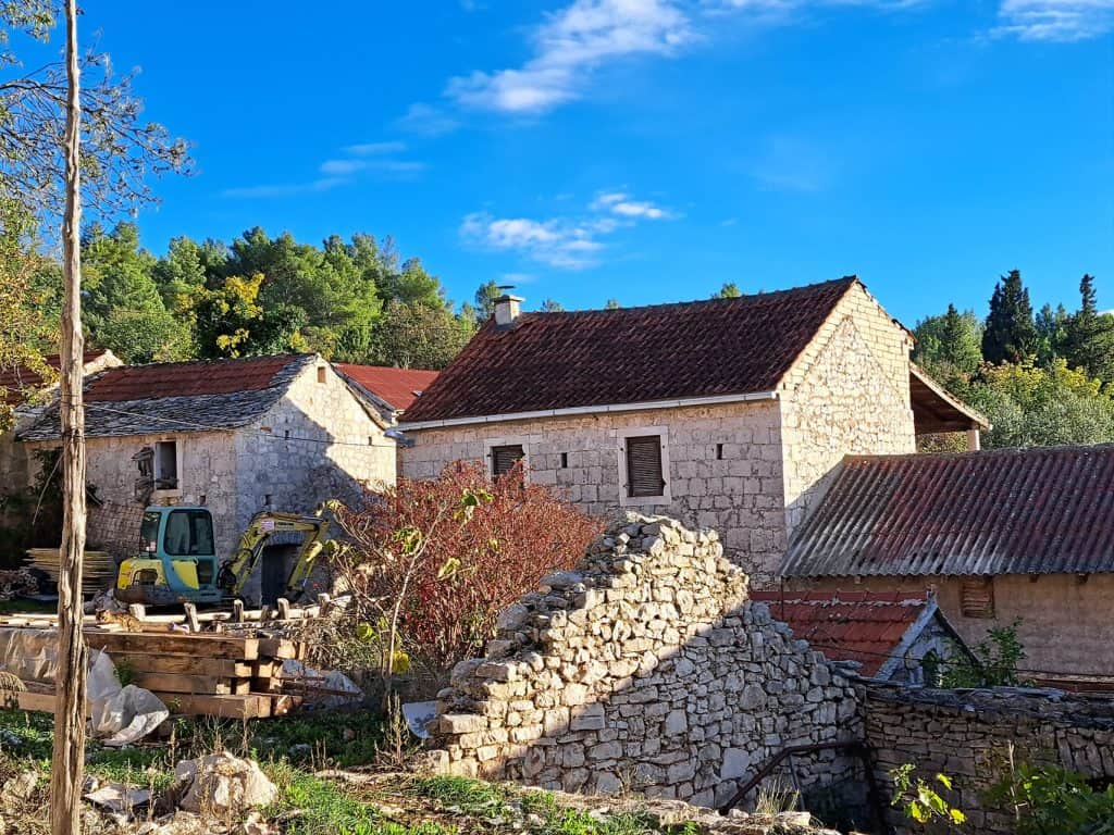 Stone houses and terraces in Selca near Bogomolje