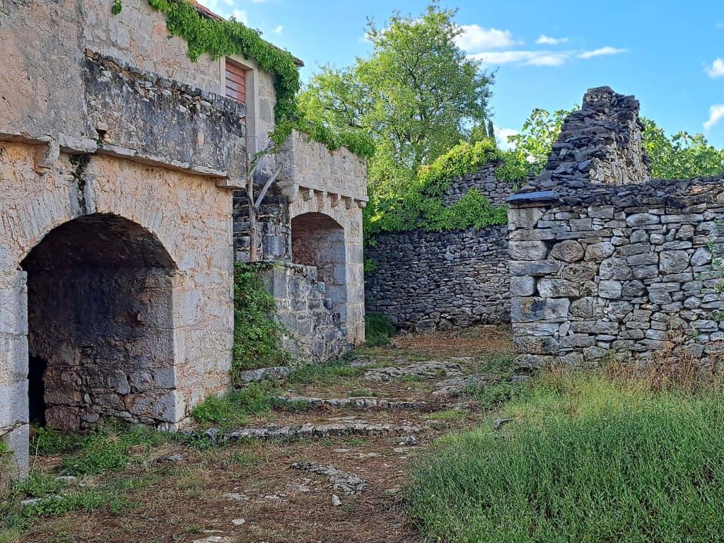 Vaulted stone building in the abandoned hamlet of Humac