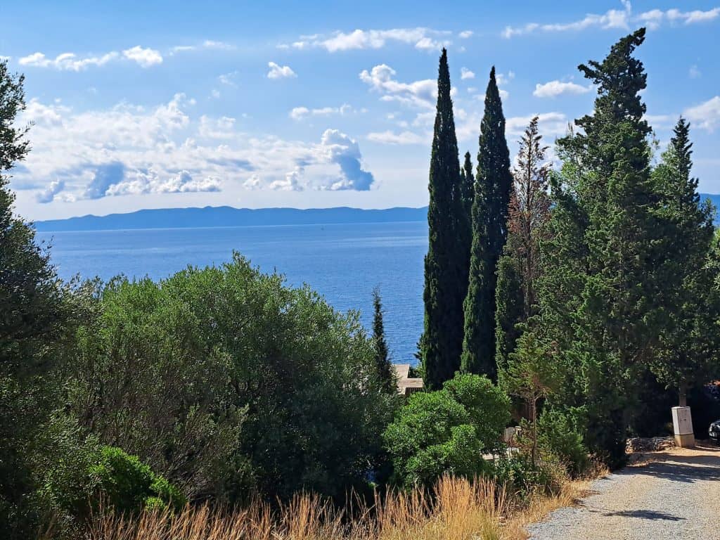 Utsikt gjennom sypresser mot havet fra Gromin Dolac