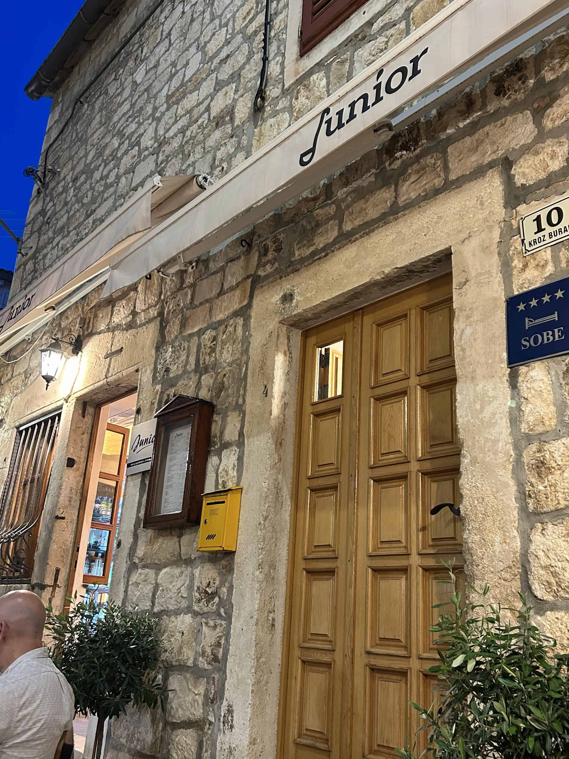 Junior, Hvar