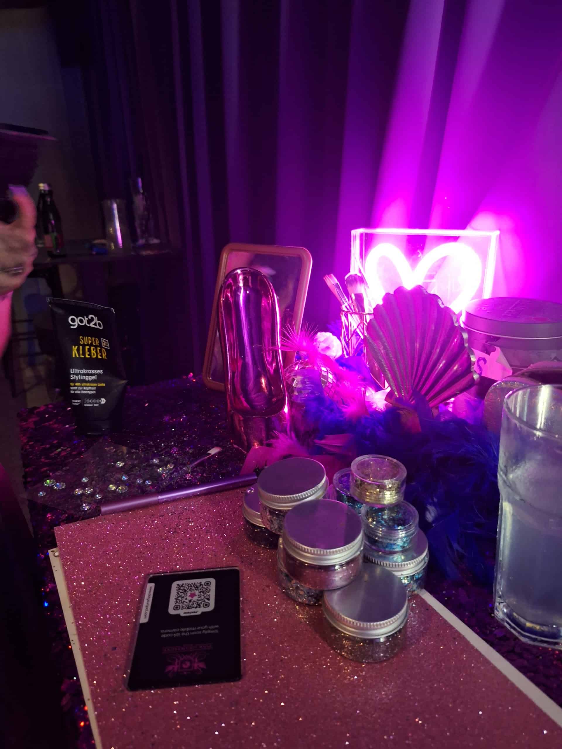 Pink Champagne, Kod autobusnog kolodvora, Hvar fotografija 2