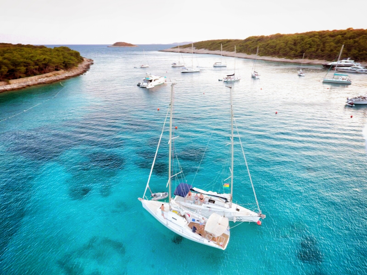 Voiliers privés au mouillage dans une crique turquoise des îles Pakleni près de Hvar