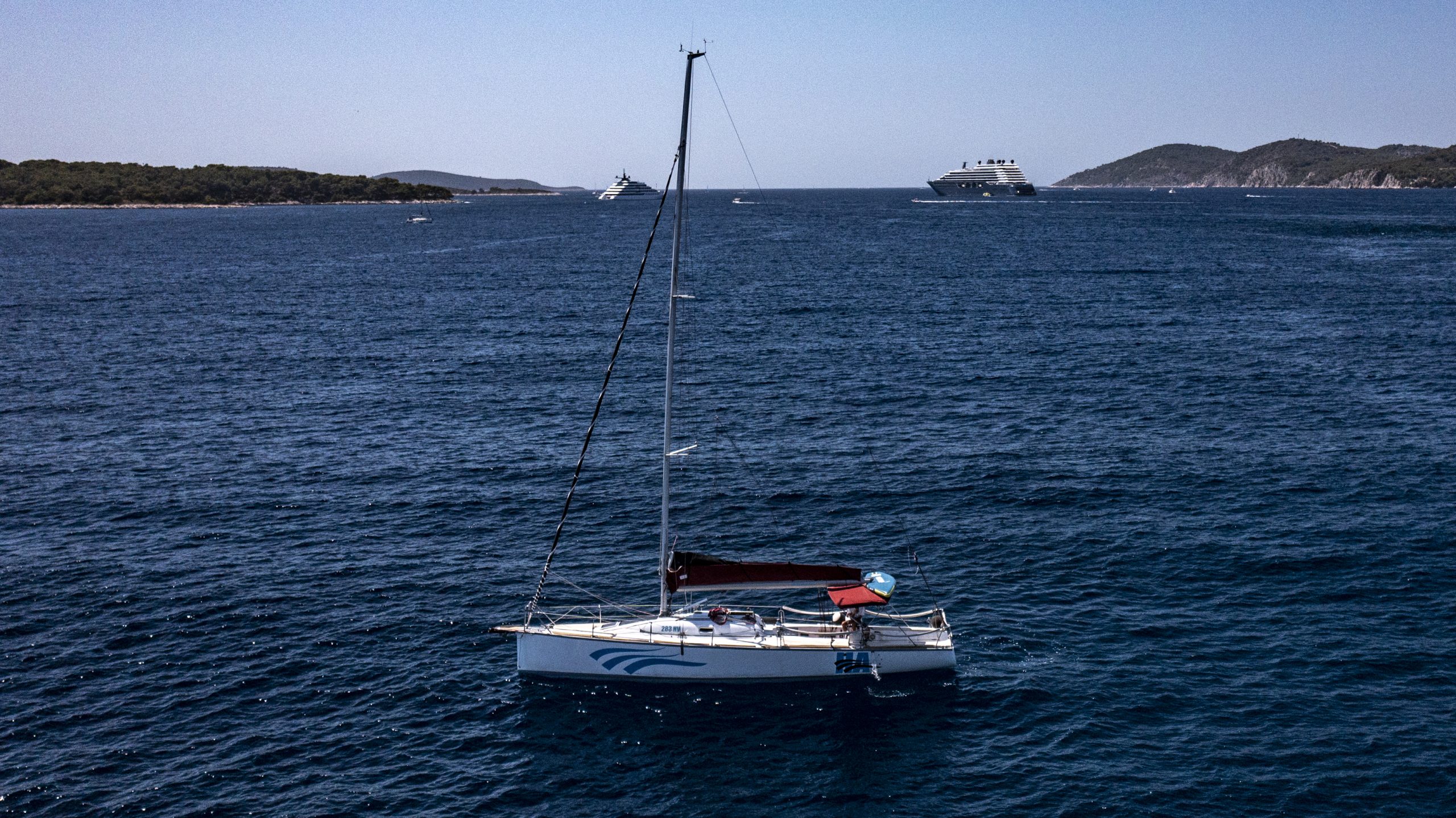 Voilier Justin Ten Hvar 6 au large de l’île de Hvar, Croatie