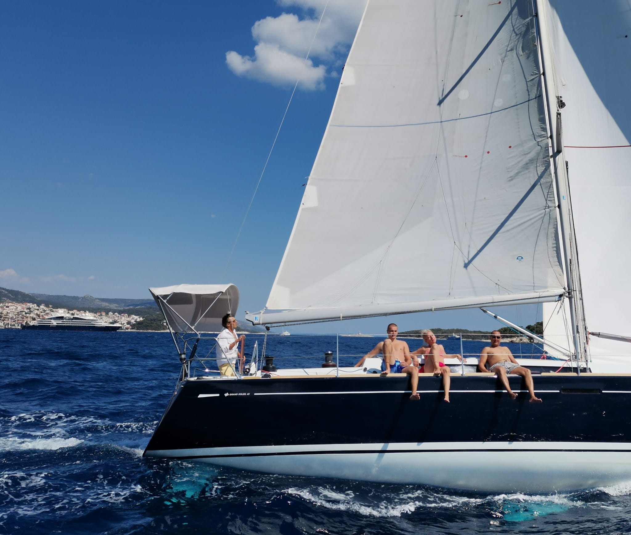 Voilier de luxe Grand Soleil 43 passant au large de l’île de Hvar