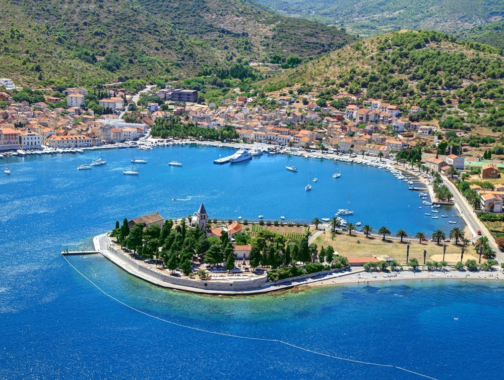 Voilier au mouillage au large de Vis lors d’une sortie avec nuits à bord depuis Hvar