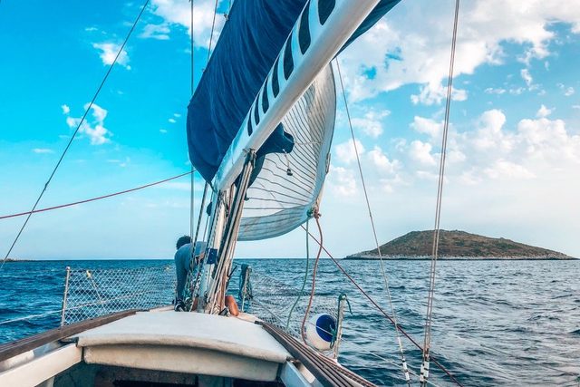 Voilier sous grand-voile au large des îles Pakleni, Hvar, Croatie