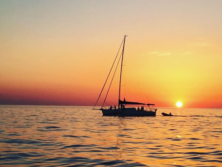 Sortie voile au coucher du soleil depuis Hvar, voilier en contre-jour