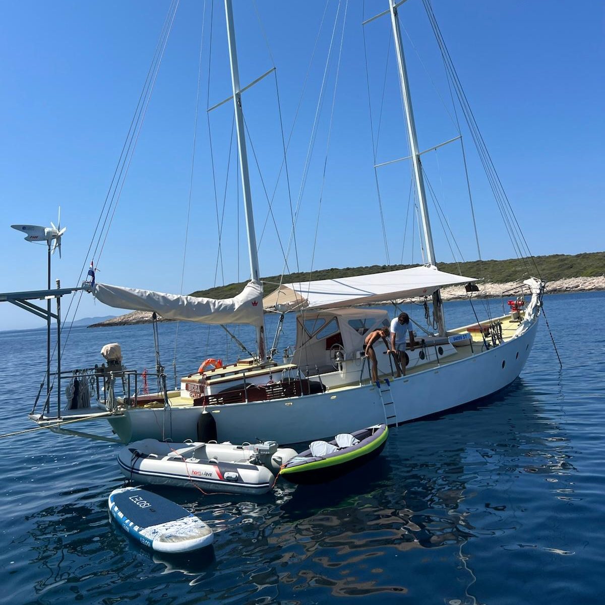 Voilier traditionnel en bois Besa au mouillage devant Hvar, Croatie