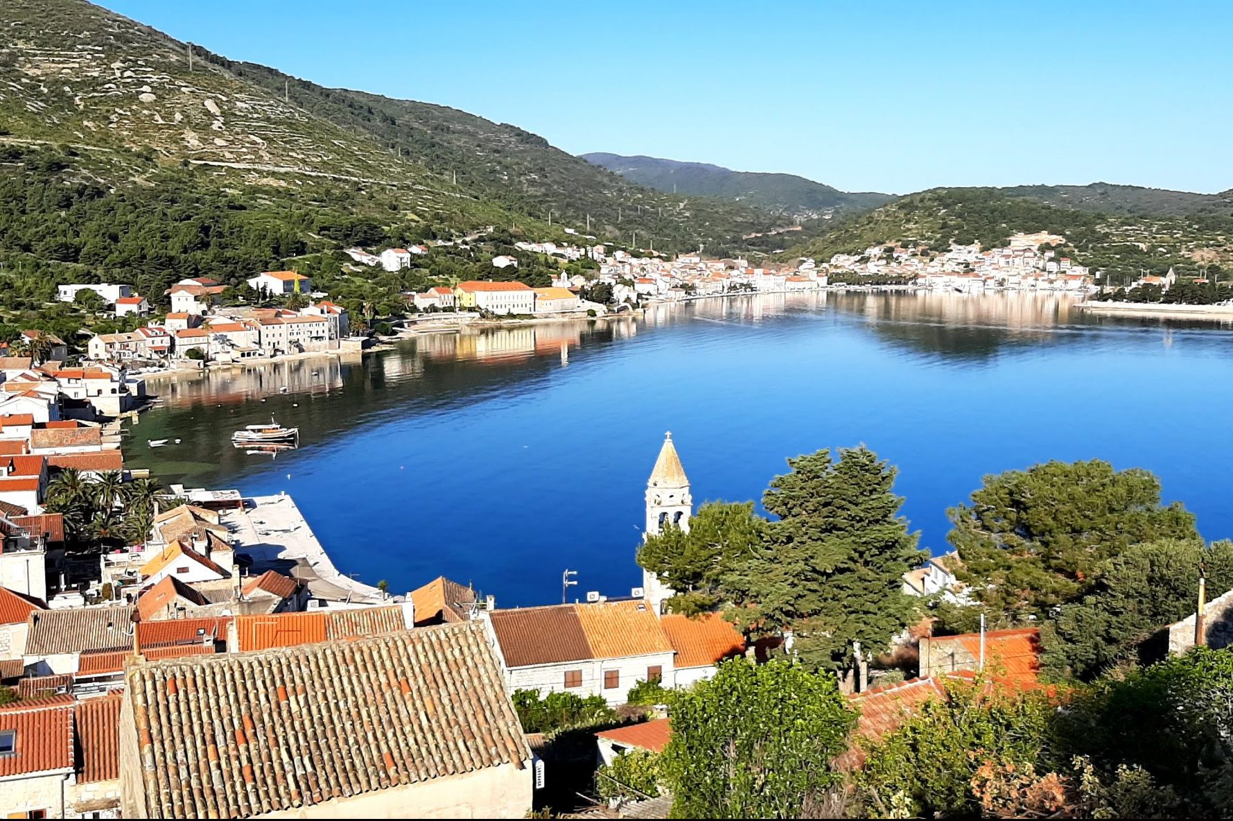 Le port de Vis vu depuis un voilier, île de Vis, Croatie