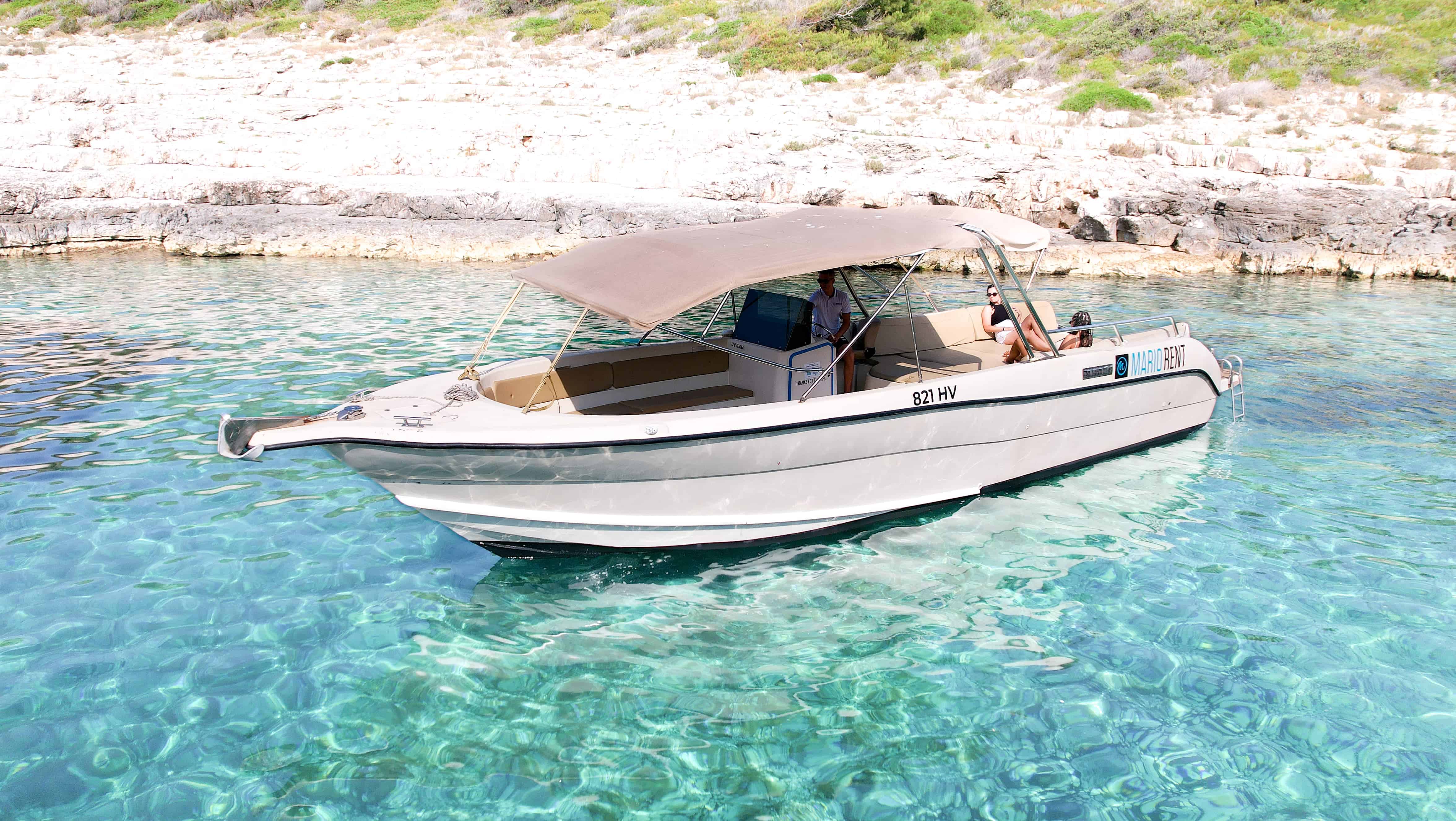 Enzo 35 rent a boat Hvar photo 3