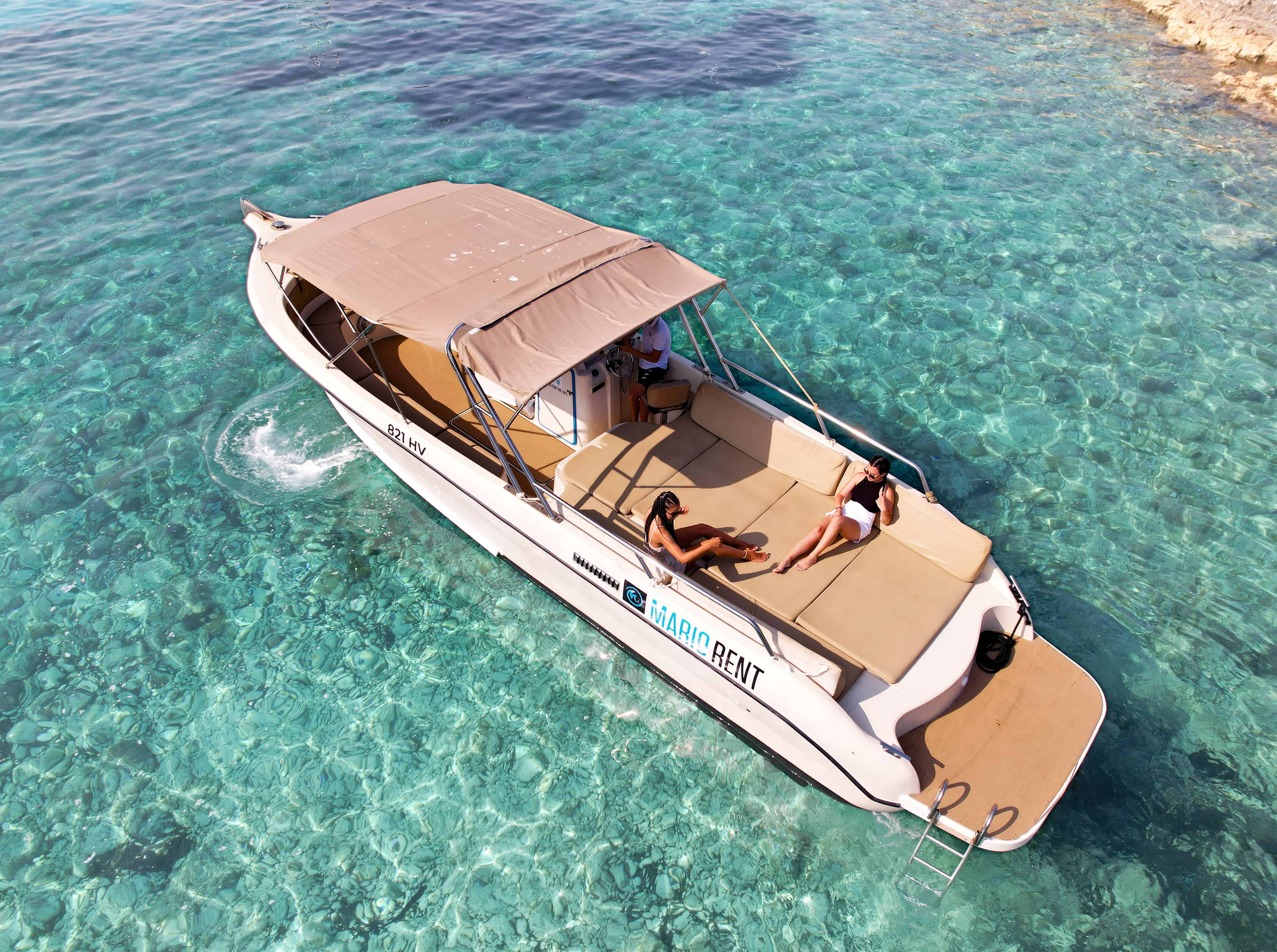 Enzo 35 rent a boat Hvar photo 4